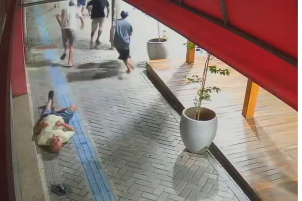 Câmeras mostram o aposentado de 73 anos, sendo cercado pelo grupo até cair e bater a cabeça. Jovens não foram identificados pela polícia - Metrópoles