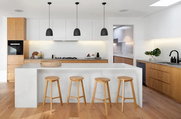 11 banquetas coloridas e modernas para cozinha americana