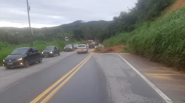 rodovia interditada por queda de barranco