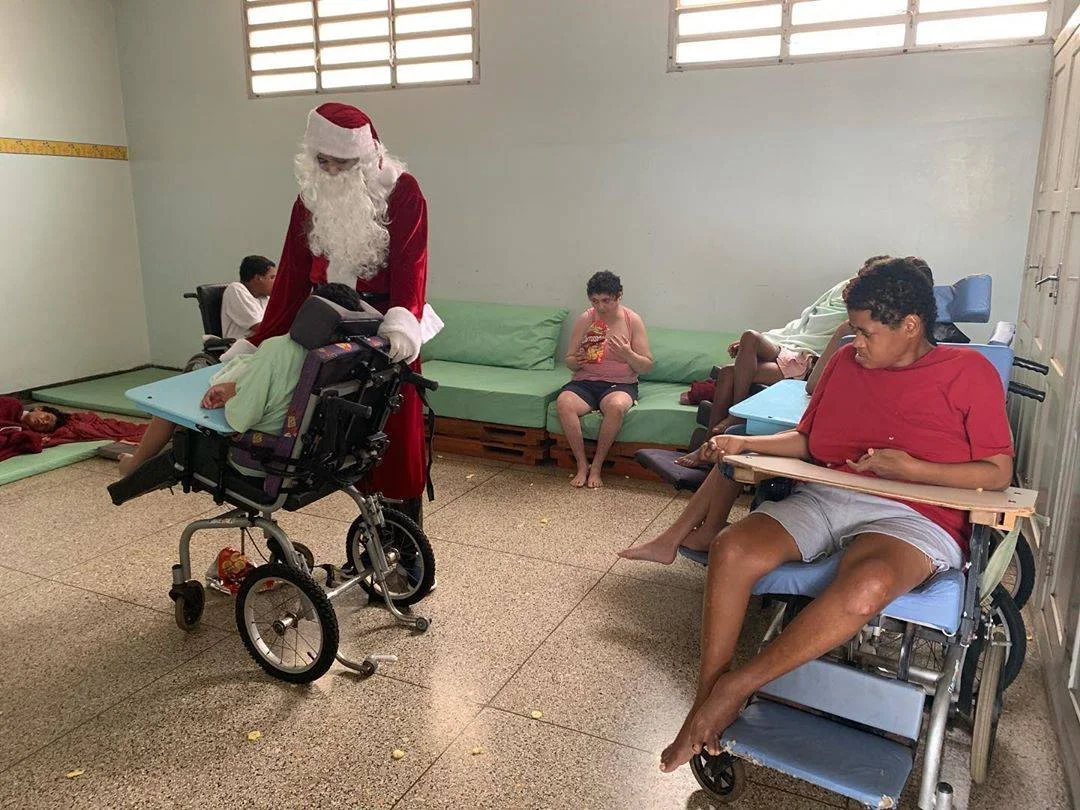 E fez uma visita emocionante a um hospital E fez uma visita emocionante a um hospital