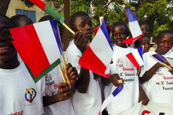 Atentado a bomba a ônibus escolar deixa 14 mortos em Burkina Faso