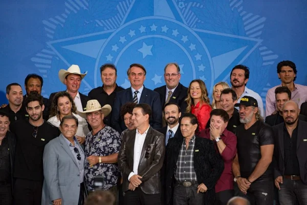 Veja lista completa de artistas que estiveram com Bolsonaro