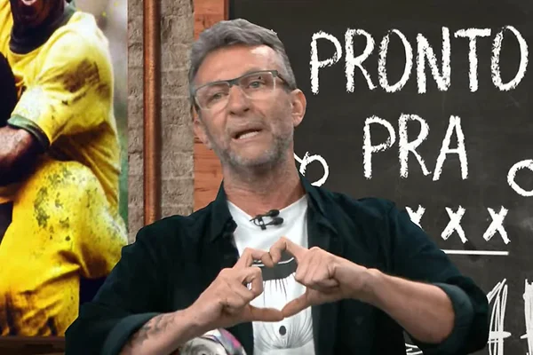 Neto faz coraçãozinho para a câmera no programa Os Donos da Bola - Metrópoles