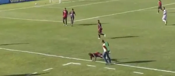 Treinador comete falta na série D