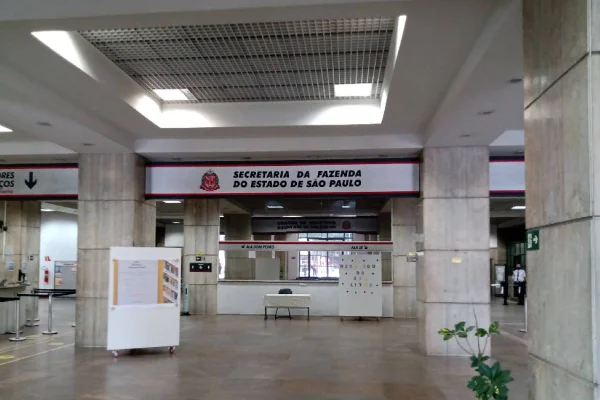 Imagens coloridas mostram frente da Secretaria de Estado da Fazenda de SP