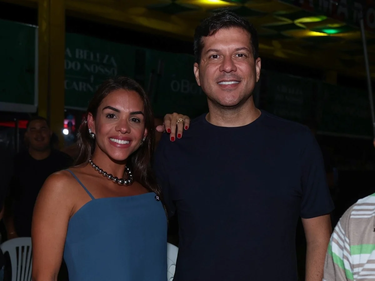 Ravena Valença, ex-funcionária do deputado Alfredo Gaspar (PL-AL) e atual vice-prefeita de São José da Laje, ao lado do marido e funcionário do parlamentar, Paulo Henrique Caldeira Silva. Ravena Valença, ex-funcionária do deputado Alfredo Gaspar (PL-AL) e atual vice-prefeita de São José da Laje, ao lado do marido e funcionário do parlamentar, Paulo Henrique Caldeira Silva.