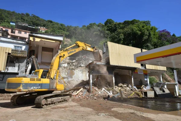 Posto de gasolina na Rua Teresa é demolido, em Petrópolis