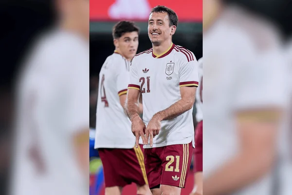 Mikel Oyarzabal comemorando gol pela Espanha