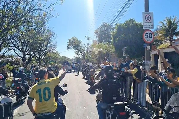 Vídeo: Bolsonaro leva Tarcísio na garupa durante motociata em SP