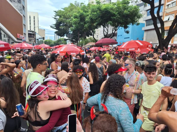 Imagem colorida de foliões em bloco de rua no Carnaval em SP