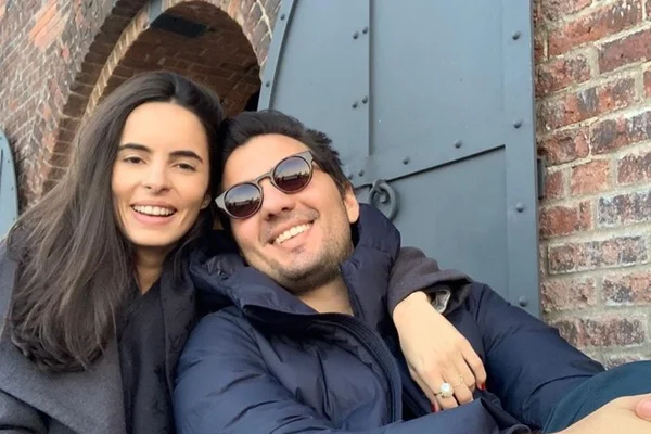 Tati Valença e Cristhian Frota ficam noivos em Nova York