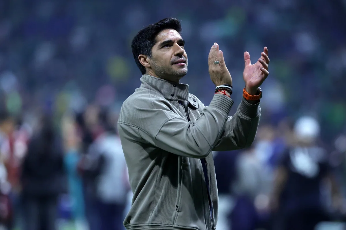 Abel Ferreira parabeniza jogadores do Palmeiras após classificação