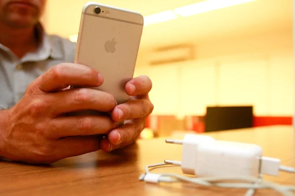 Apple anuncia recall de tomada de carregadores para Mac, iPhones, iPads e iPods