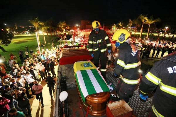 Corpo de Maguito é velado no ginásio Vilelão, em Jataí