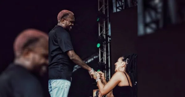 Rapper Djonga recebe pedido de casamento durante seu próprio show