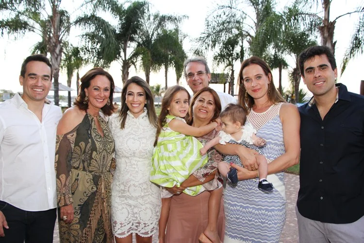 Rafael. Maria, Sarah, Laura, Ana, José Rui, Helô e Leo Carneiro
e Virginia Drummond Rafael. Maria, Sarah, Laura, Ana, José Rui, Helô e Leo Carneiro
e Virginia Drummond