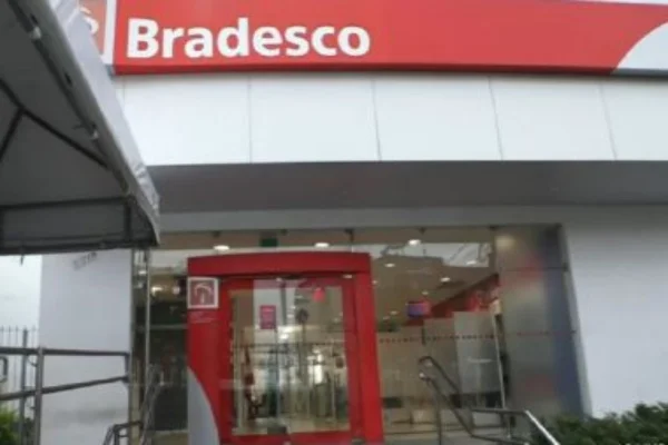 Homens invadem agência bancária na madrugada em Salvador