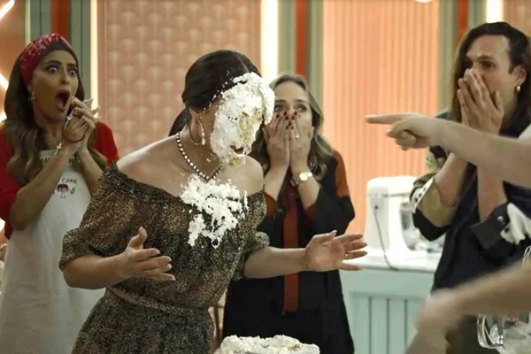 A Dona do Pedaço: Vivi Guedes leva torta na cara