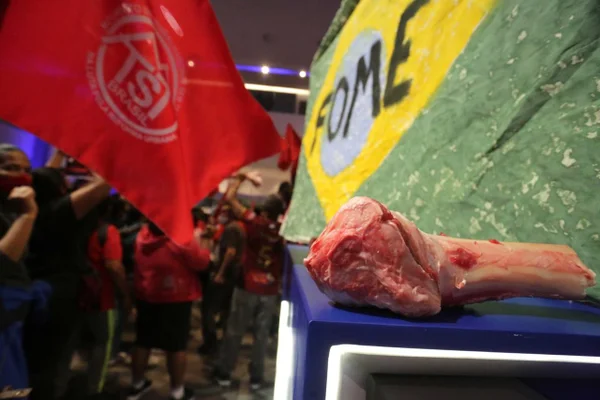 Manifestantes do MTST deixam prédio da Bolsa de Valores em SP