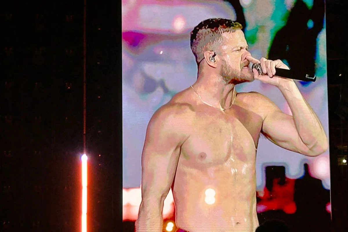 imagem colorida do vocalista do imagine dragons, durante show em brasília