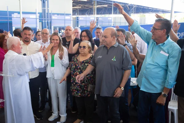 Foto do evento de reinauguração da Feira Permanente do Núcleo Bandeirante após reforma