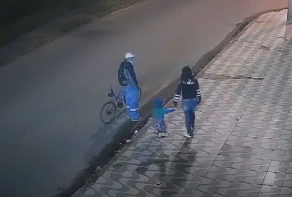 Vídeo mostra homem preso por estupro abordando vítima