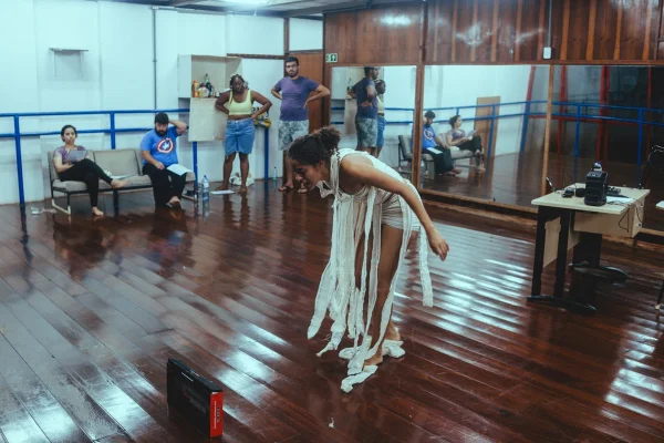 Grupo de pessoas participando de uma aula de teatro