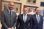Eduardo Bolsonaro com Cory Mills e Filipe Martins em 
em Washington DC