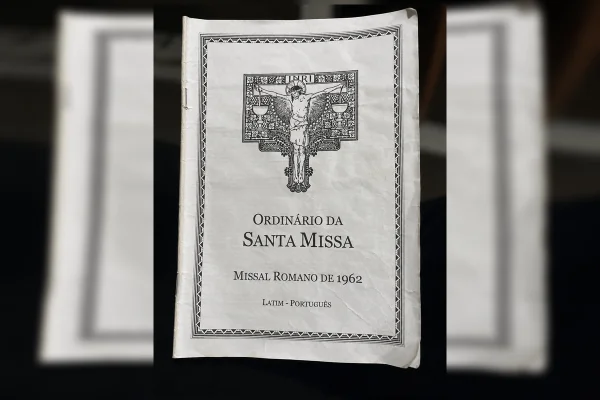 Véu, latim e padre de costas: como é a missa celebrada por religioso excomungado - destaque galeria Véu, latim e padre de costas: como é a missa celebrada por religioso excomungado - destaque galeria