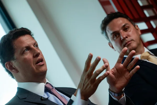 Imagem colorida mostra Ricardo Salles e Luciano Zucco são entrevistados no Metrópoles - Metrópoles