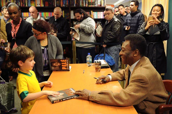 Para entender Pelé: confira livros e documentários sobre o Rei