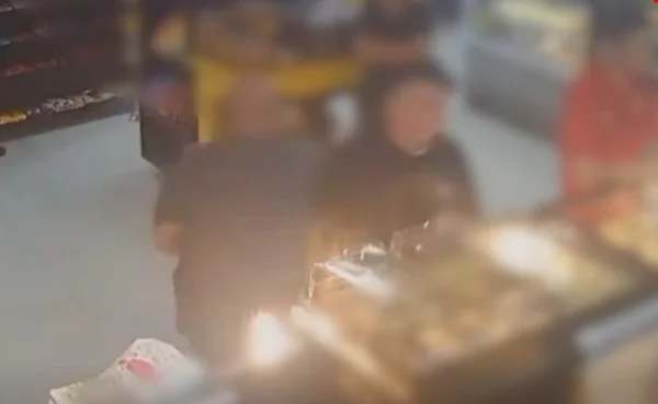 foto colorida com reprodução de vídeo com momento em que PM agride homem em padaria de Jacareí - Metrópoles
