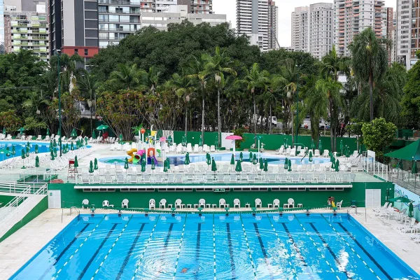 Vista aérea do clube social do Palmeiras, com piscina em primeiro plano