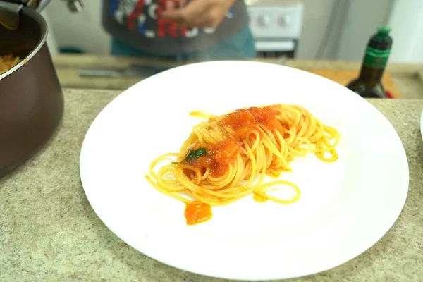 Cozinha de Solteiro: aprenda o verdadeiro molho de tomate fresco