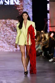 Blazer amarelo manteiga e bolsa vermelha 