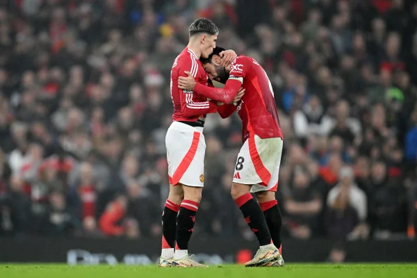 Foto colorida de Garnacho e Bruno Fernandes, do Manchester United - Metrópoles