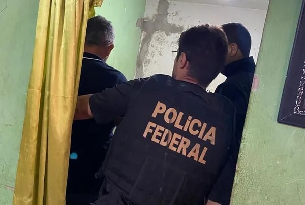 Imagem colorida de agente da Polícia Federal durante operação - Metrópoles