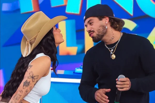 Zé Felipe e Ana Castela dando o primeiro beijo no Domingo Legal