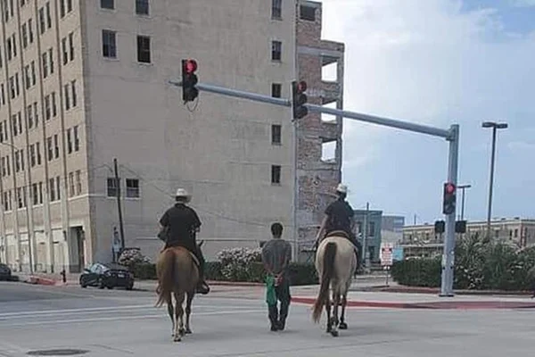 Policiais a cavalo levam homem negro amarrado para DP e geram revolta