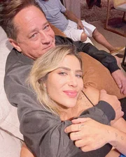 Leonardo posa abraçado à filha, Jéssica Costa