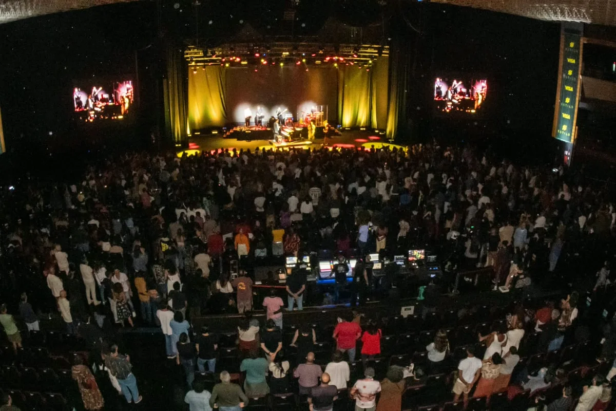 Público acompanha o show de Criolo, Amaro & Dino no primeiro dia do Festival Estilo Brasil, no Ulysses Centro de Convenções, em Brasília.
Público acompanha o show de Criolo, Amaro & Dino no primeiro dia do Festival Estilo Brasil, no Ulysses Centro de Convenções, em Brasília.