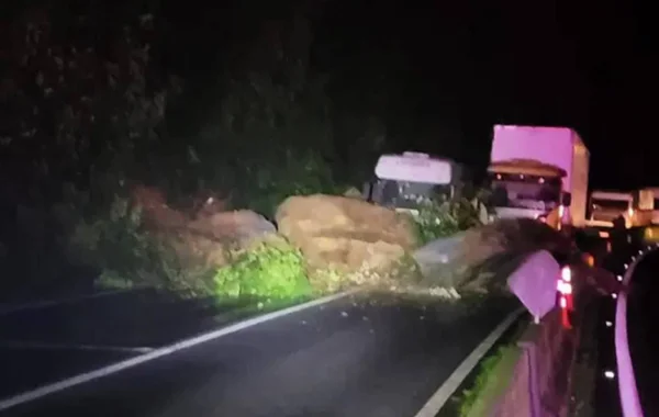 BR-277 no Paraná fica interditada após queda de barreira