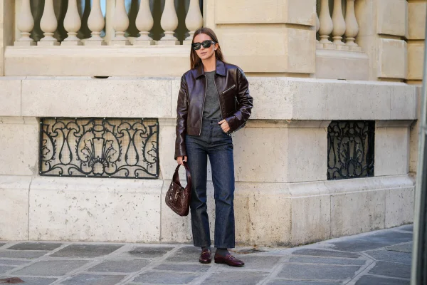calça reta jeans reto com sapatilha voltou a ser tendência sandália moda - metrópoles