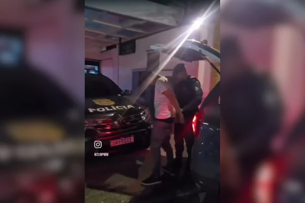 Após perseguição de 70 km, policiais descobriram no banco traseiro do carro uma vítima rendida enquanto dirigia um caminhão - Metrópoles