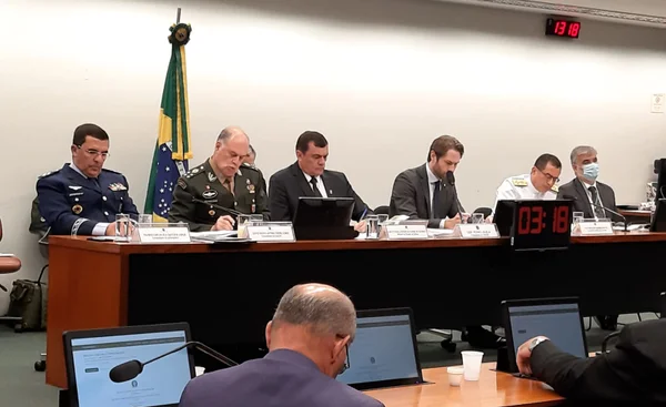 Ministro da Defesa e os comandantes militares