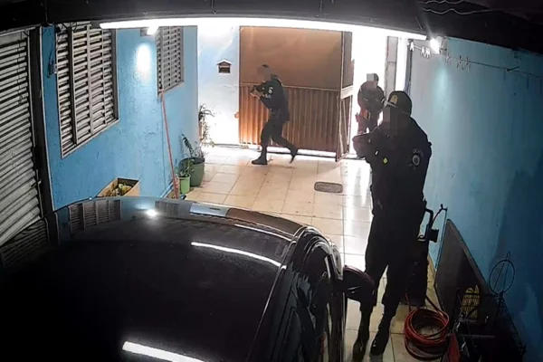 Empresário acusa PMs de arrombarem casa atrás de arma de airsoft