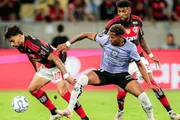 Disputa de bola em Flamengo x Independiente Del Valle Disputa de bola em Flamengo x Independiente Del Valle