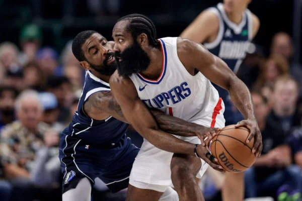 James Harden #1 do Los Angeles Clippers é marcado por Kyrie Irving #11 do Dallas Mavericks no jogo 4 da Conferência Oeste da NBA