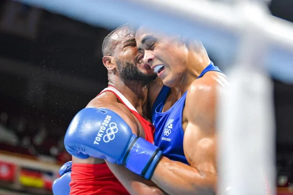 É você, Mike Tyson? Boxeador morde orelha de adversário em Tóquio