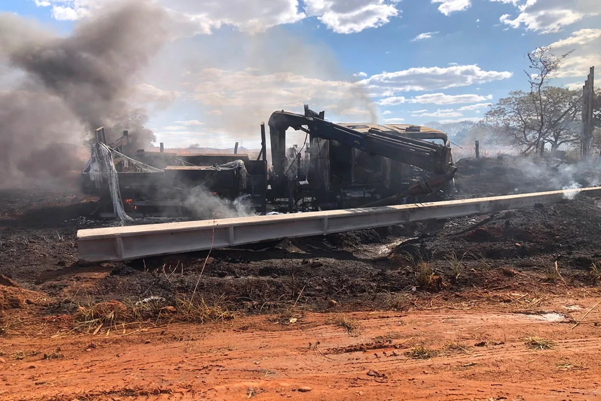 O caminhão pegou fogo durante um trabalho de armação de postes O caminhão pegou fogo durante um trabalho de armação de postes